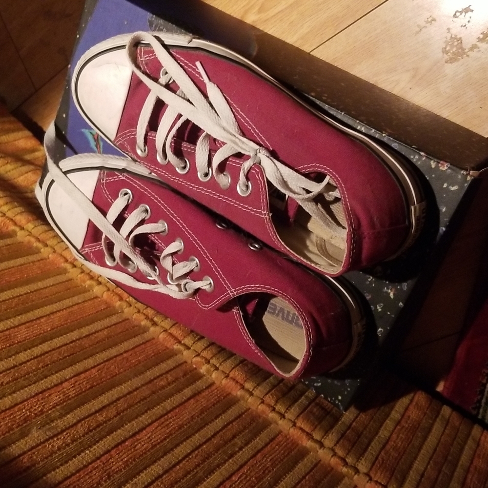 Converse maroon